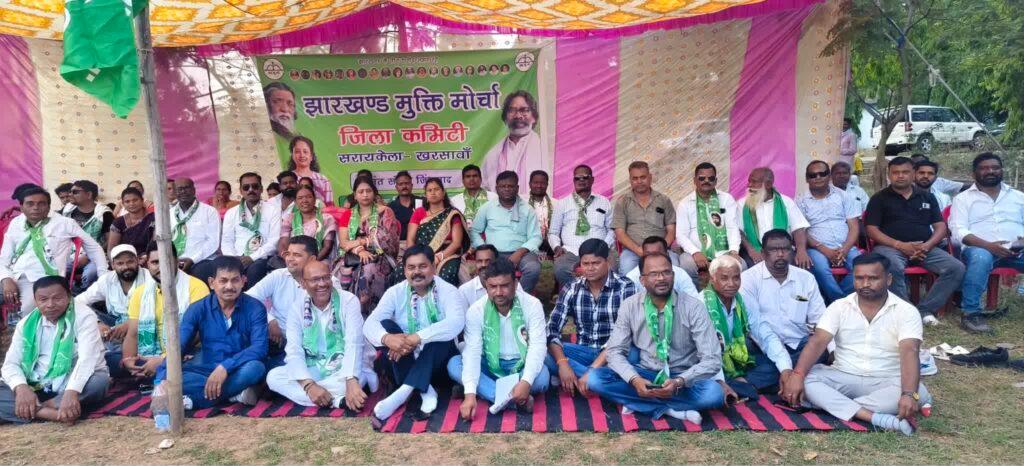 सरायकेला मे गैस सिलेंडर की बढ़ती कीमतों पर झामुमो का धरना-प्रदर्शन, महंगाई वापस लो”, “जनविरोधी नीति बंद करो” और “गरीबों पर अत्याचार करना बंद करो” के लगे नारे
