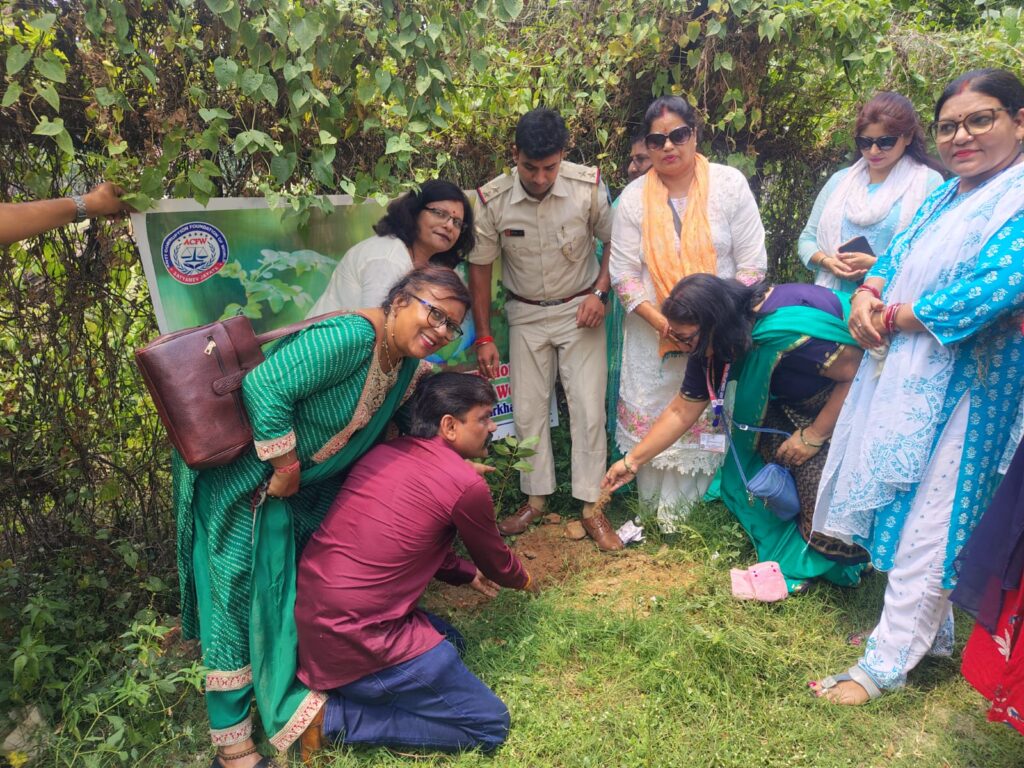 विश्व पर्यावरण दिवस पर संस्था का वृक्षारोपण अभियान, थाना प्रभारी सम्मानित