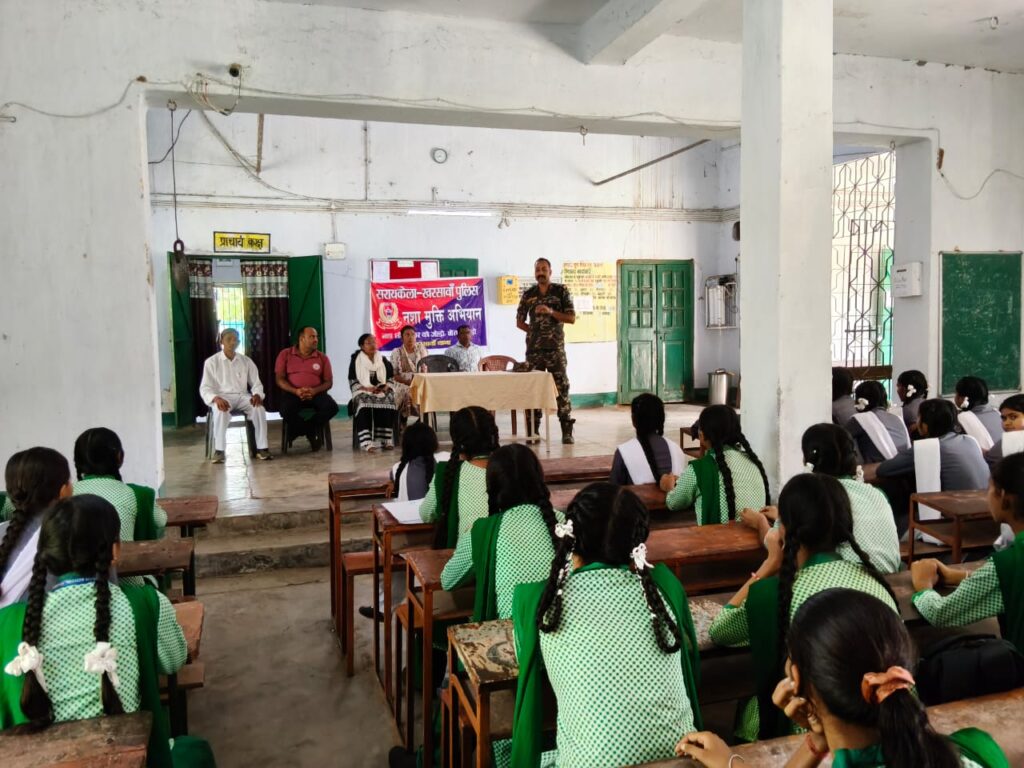 खरसावां प्लस टू स्कूल में पुलिस का जागरूकता अभियान, छात्रों को कानून और सामाजिक जिम्मेदारियों की दी जानकारी