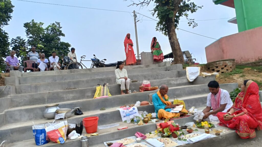 मुरुप में ग्राम प्रधान जीत मोहन महतो के तालाब के जल की वैदिक विधि से हुई प्रतिष्ठा