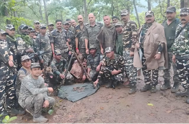कुचाई के सिकरम्बा जंगल से हथियारों का जखीरा बरामद, एसएसबी-जिला पुलिस के संयुक्त अभियान में पिस्टल और दो 303 राइफल जब्त