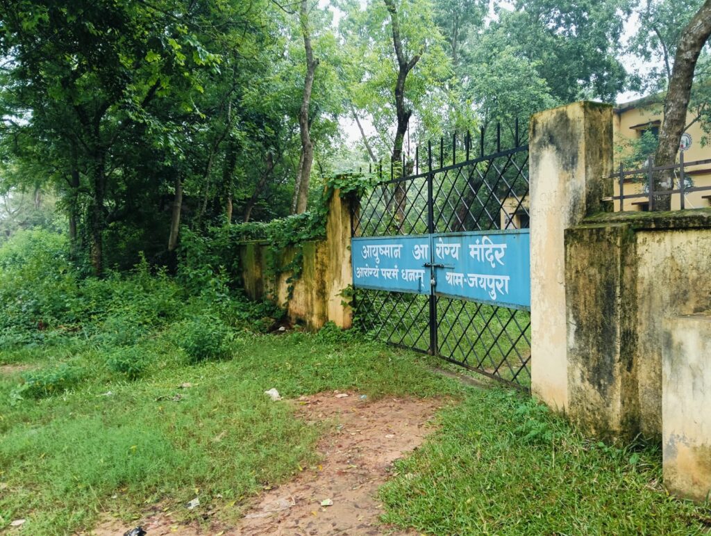 बहरागोड़ा:-जयपुरा आयुष्मान आरोग्य मंदिर बदहाल, झाड़ियों के बीच स्वास्थ्य सेवा लेने पहुंच रहे ग्रामीण…….
