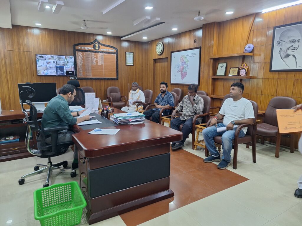 सरायकेला की जनसमस्याओं को लेकर उपायुक्त से मिले भाजपा नेता सुमित चौधरी, दुर्गापूजा से पहले पुलिया दुरुस्त कराने का निर्देश