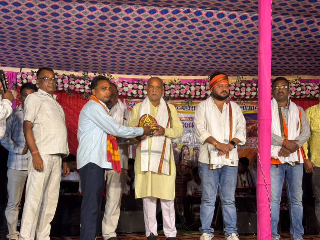 कुकड़ू में गणेश पूजा महोत्सव की धूम, मिलन पोद्दार नाइट में झूमे दर्शक; डॉ. जटाशंकर पांडेय ने किया शुभारंभ