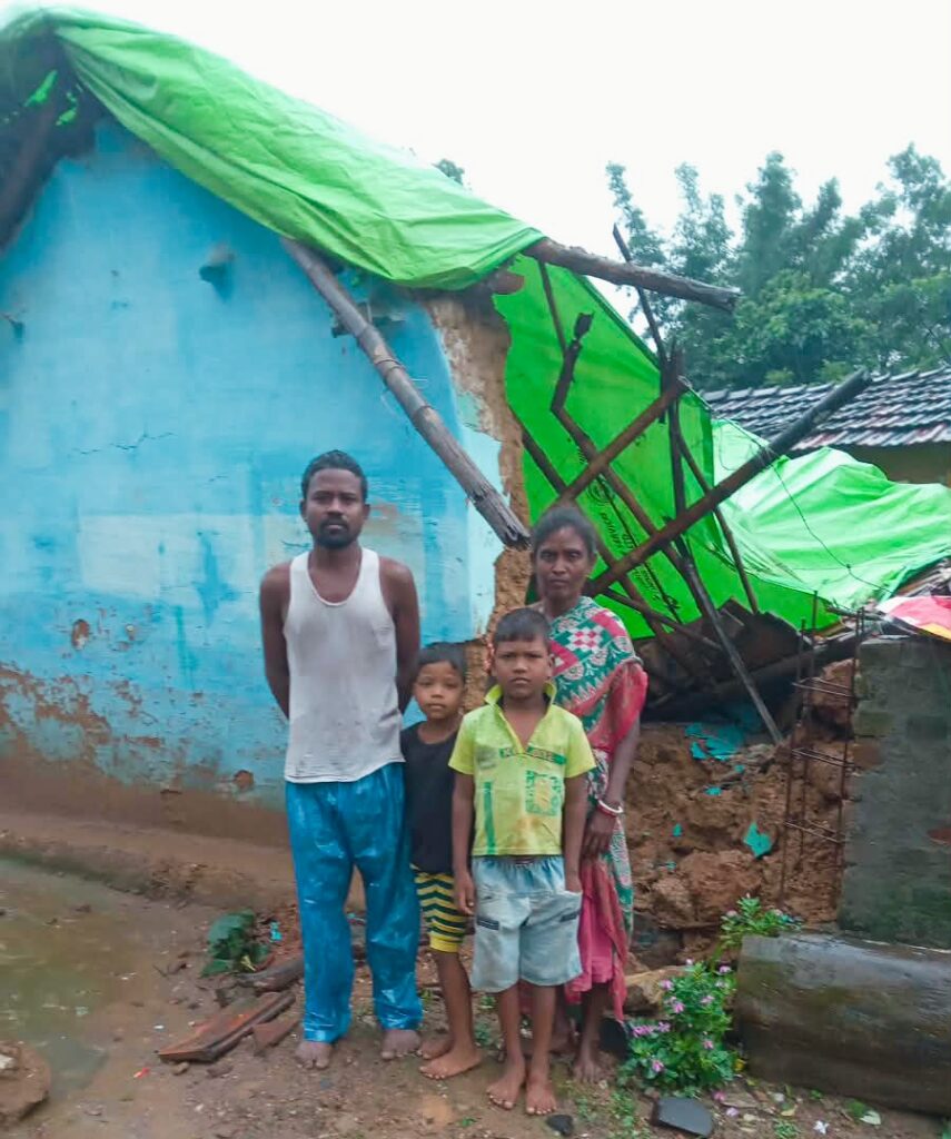 बारिश में राम बनरा का कच्चा मकान धंसा, बच्ची घायल; परिवार ने प्रशासन से मांगी राहत