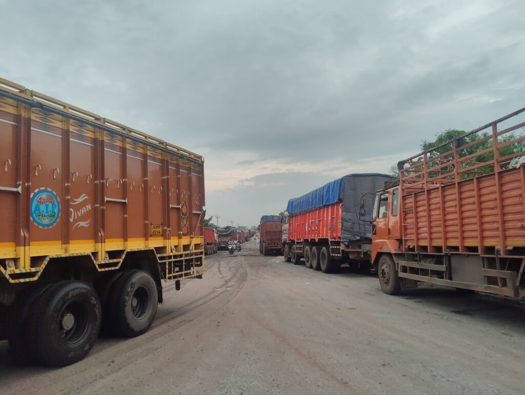 हाइवा फंसने से 10 घंटे ठप रहा सरायकेला-राजनगर मार्ग, 10 किलोमीटर तक लगी वाहनों की कतार